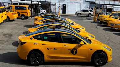 plusieurs-taxis-tesla-garés-dans-un-parking