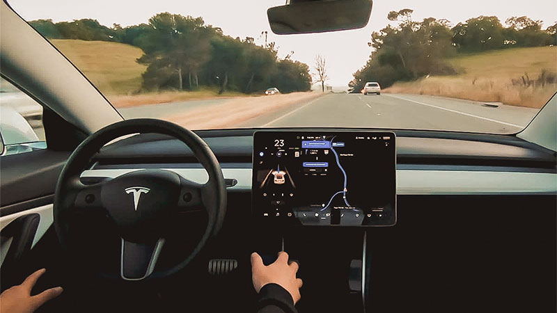 Adoption par la Californie d'une loi interdisant Tesla d'appeler le logiciel FSD conduite autonome