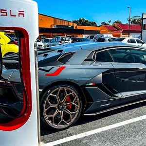 Lamborghini-garée-sur-un-supercharger-de-Tesla