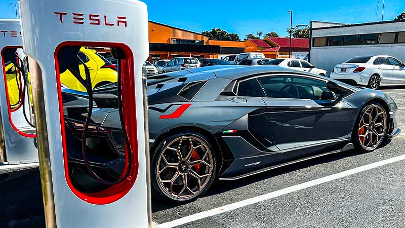 Lamborghini-garée-sur-un-supercharger-de-Tesla