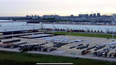 Des voitures cachées sur le parc logistique de l'usine Giga Shanghai