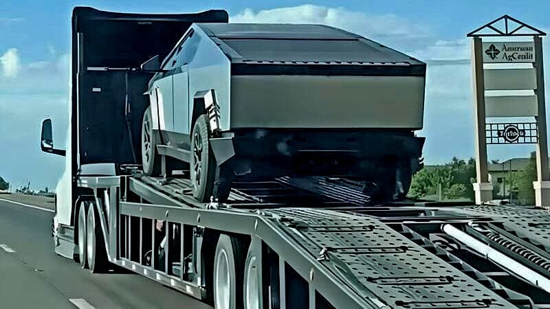 Le Tesla Semi transporte un Cybertruck à travers les autoroutes Américaines (vidéo).