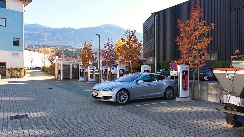 Tesla Californie méga-station superchargeurs.